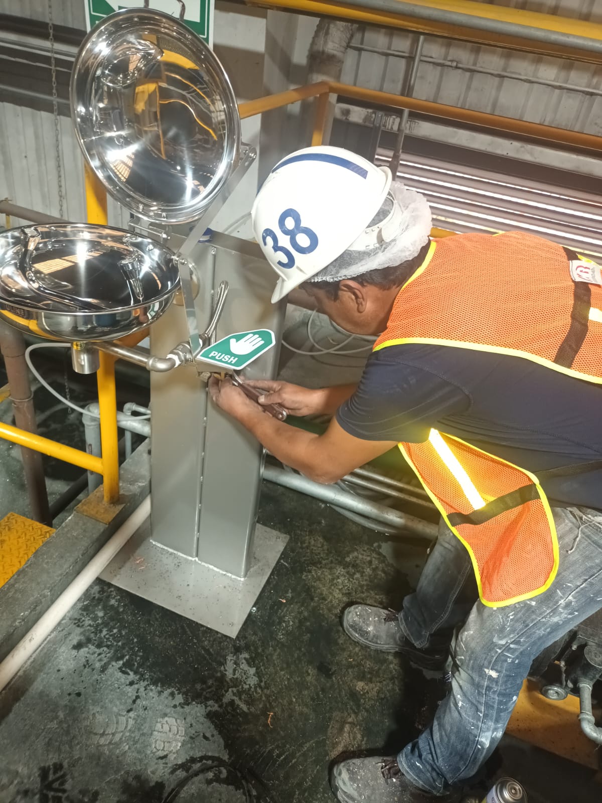 Instalación de lavaojos de emergencia