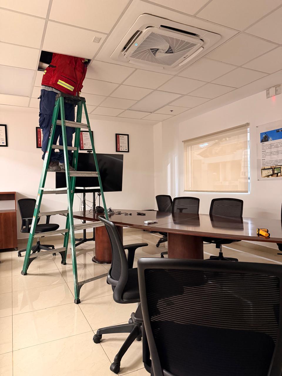Instalación de sistema de aire acondicionado industrial — Defany Industrial